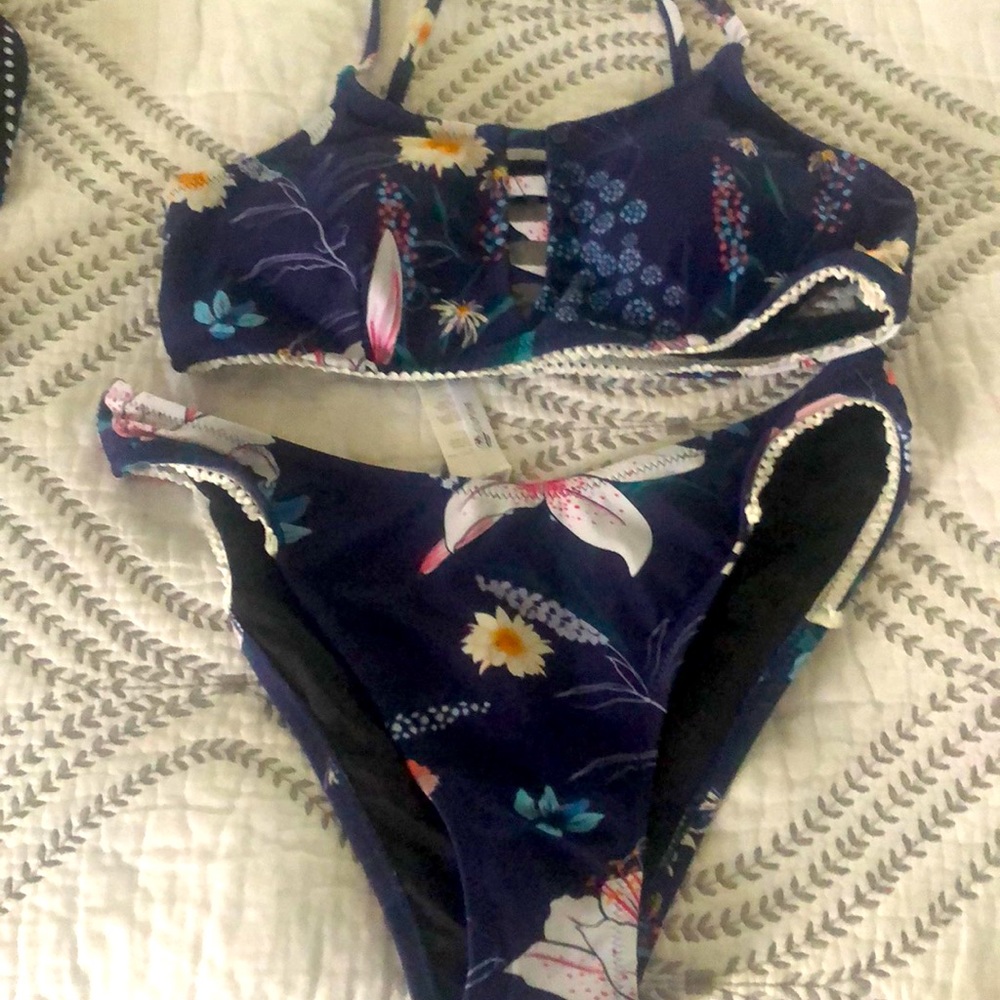 Cupshe Bikini Set - NEW with tags!  Medium - Navy Floral Cutout Bikini